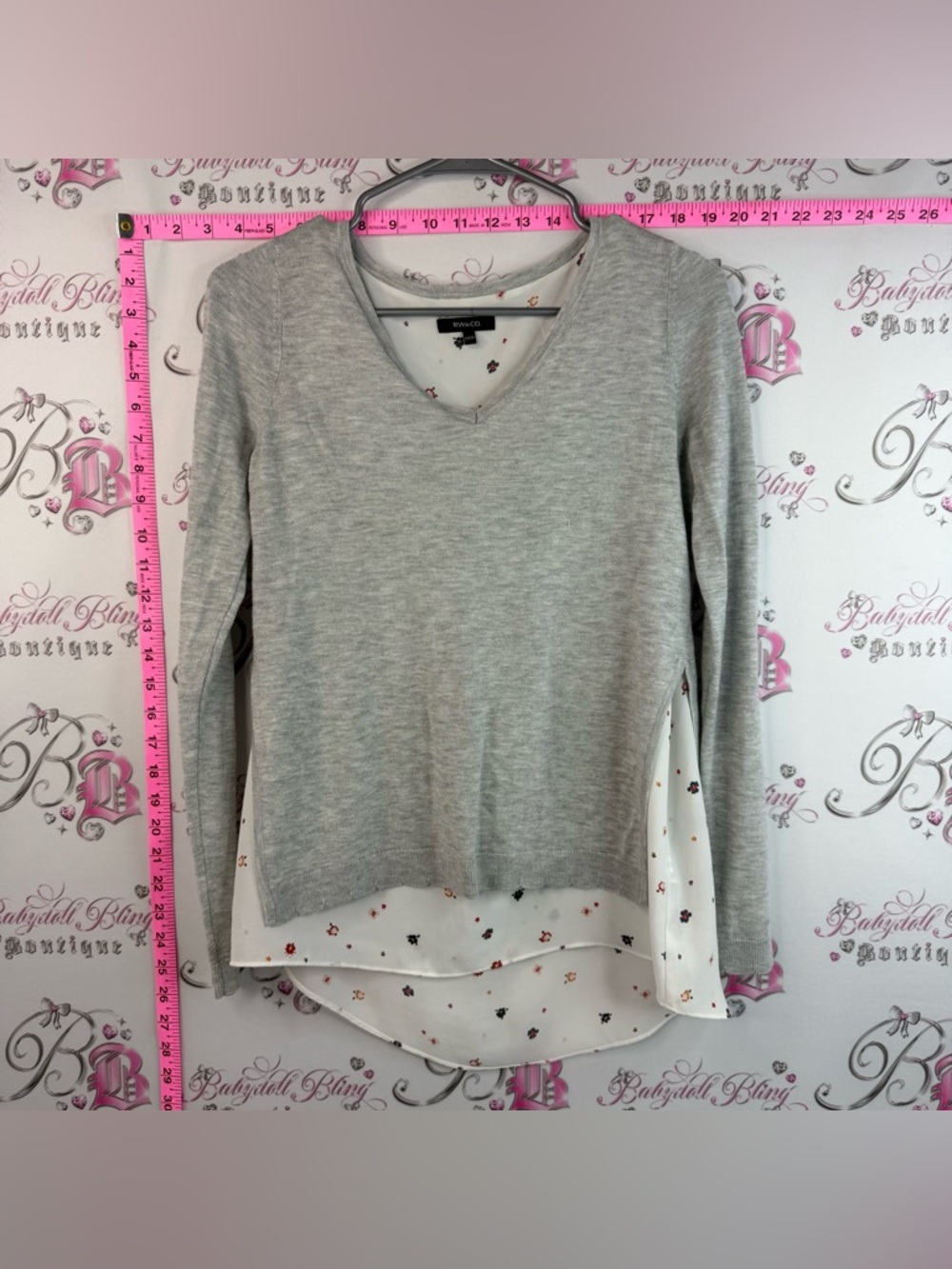 RW&CO. Long sleeve floral sweater V‑Neck Sweater Tunic with White Floral Back